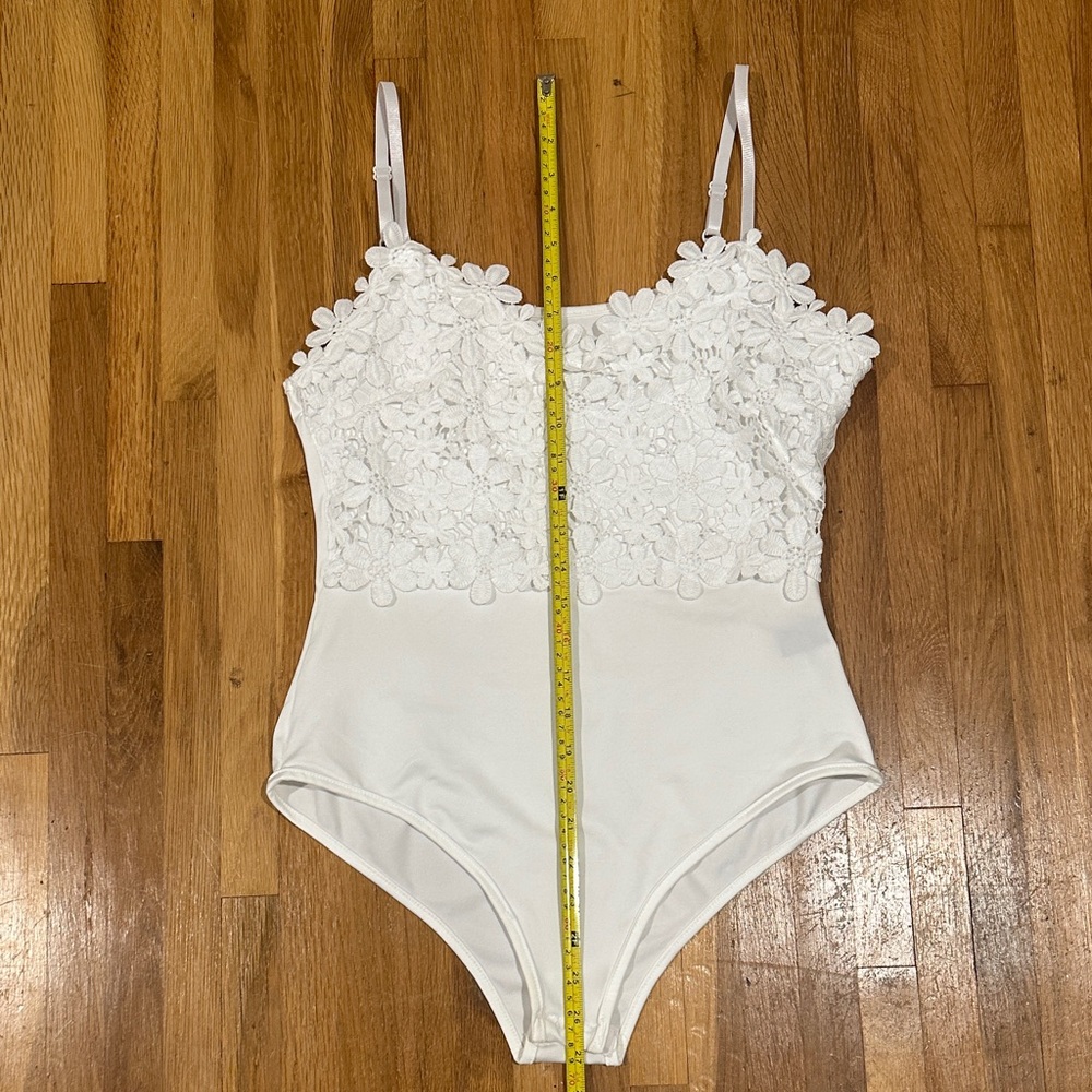 *last chance* Shein | Women’s White Floral Bodysuit - Picture 13 of 16